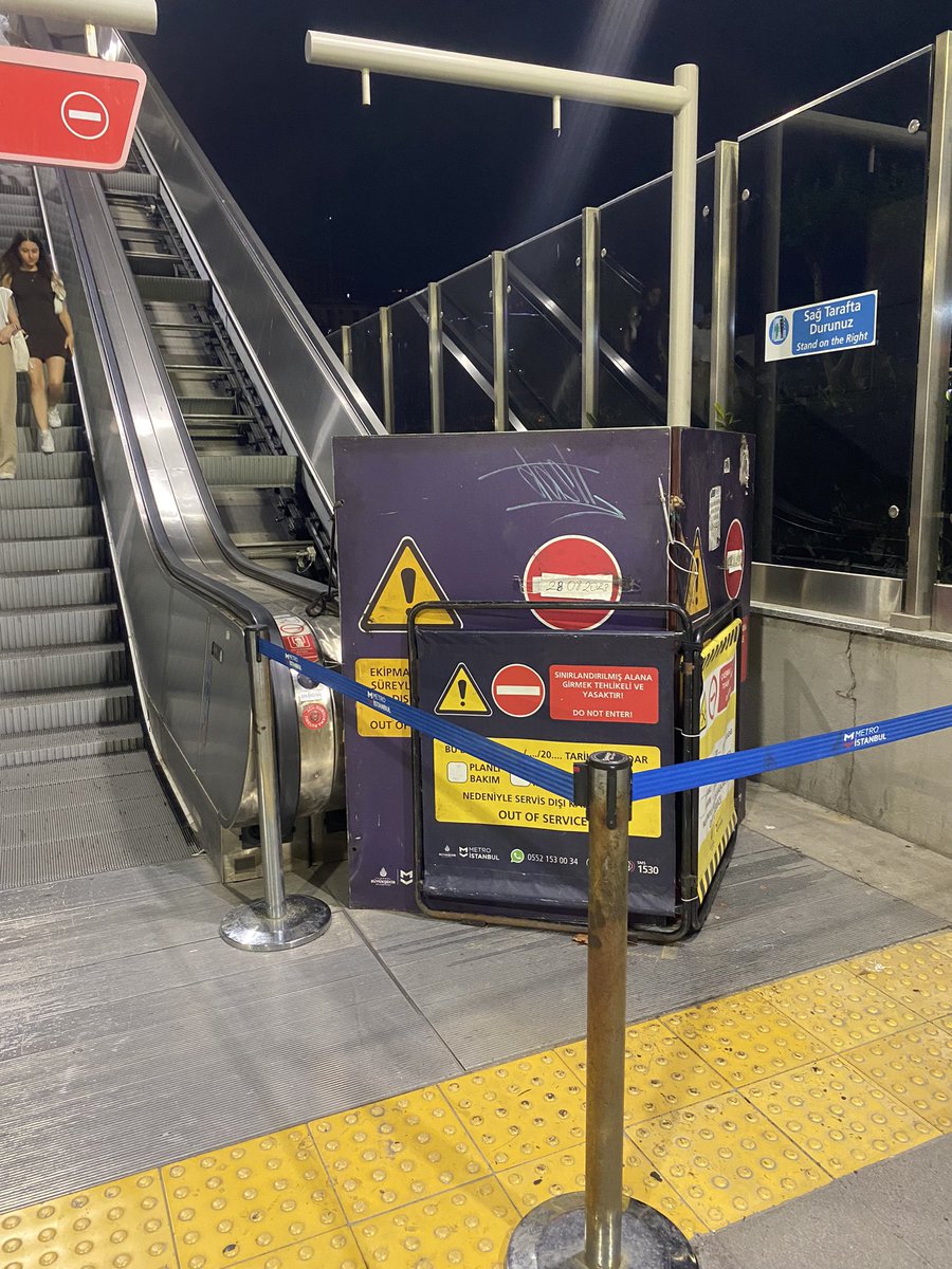 Acuncom's tweet photo. Niye bu kadar metrolarda merdivenler arızalı @IBBcozummerkezi @ekrem_imamoglu Bakımları mı yapılmıyor? Yaşlıları düşünün lütfen, çok merdivenli yerlerde çıkmak zorunda kalıyorlar. Birde örneğin Alibeyköy metro durağındaki merdiven 20 gündür yapılmadı. https://t.co/aO0LTgghmL