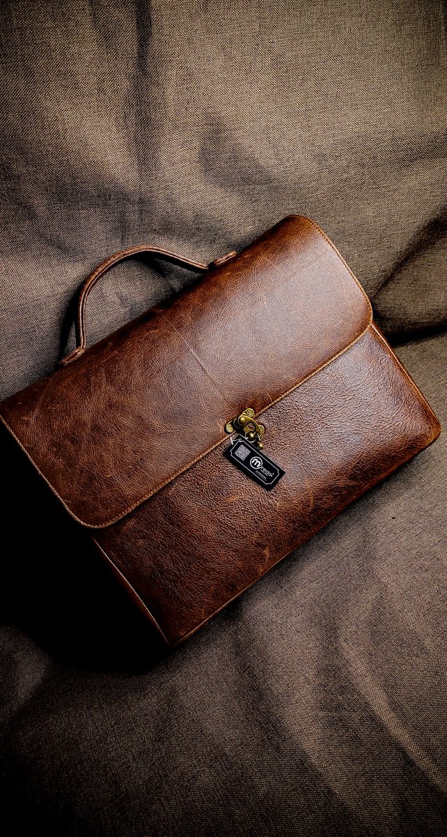 Introducing our Executive Laptop Bag, meticulously crafted to complement your professional journey with style and functionality. Designed for the modern professional who values both aesthetics and practicality, this bag seamlessly integrates into your daily routine. 
#madeinzim