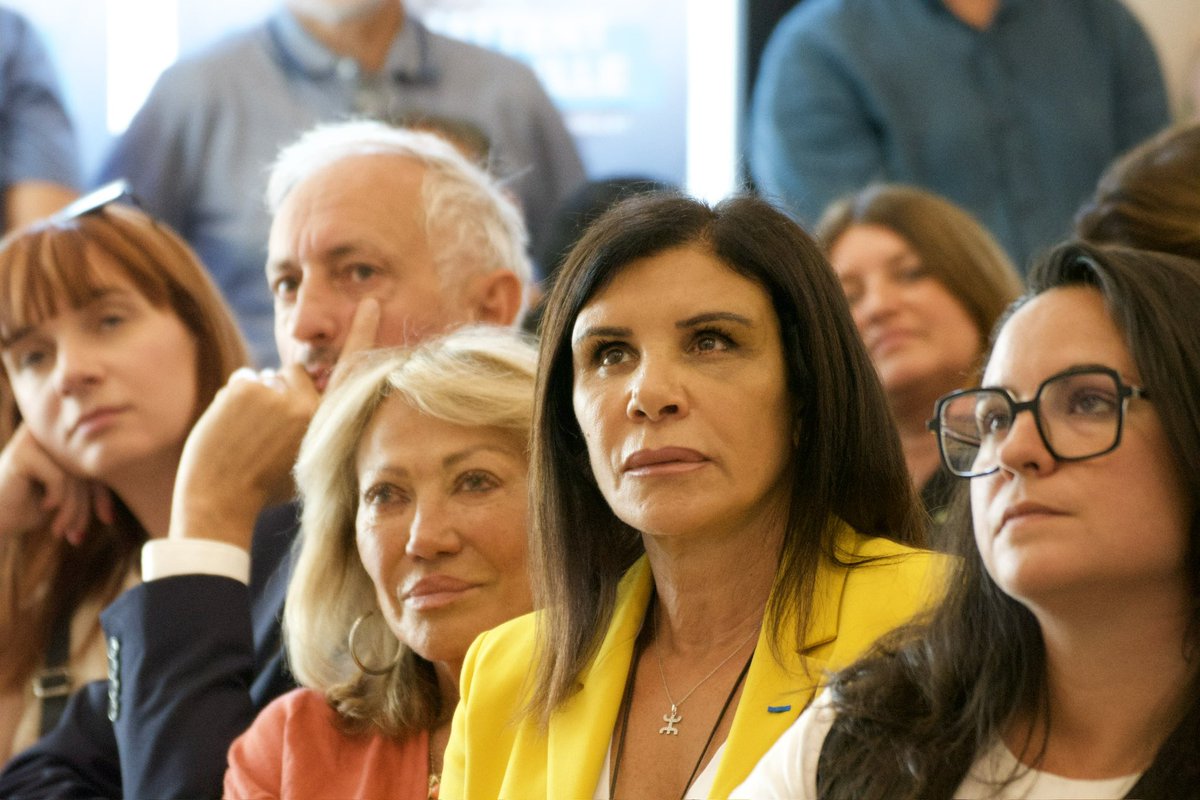 Vous étiez plus de 350 hier pour notre réunion publique ! Alors, tout simplement merci.

Avec @sabrinaroubache, depuis 2 ans, nous n’avons cessé d’arpenter le terrain. Notre binôme est celui de la proximité, de l’écoute et de l’action.  

🗳️Dimanche, aucune voix ne doit manquer.