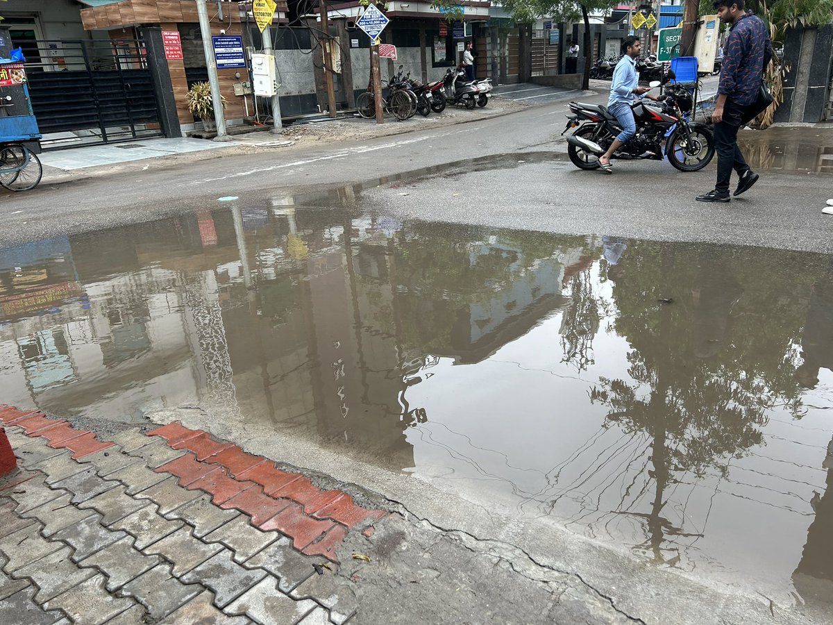 lovable_smart's tweet photo. Due to today's rain, water everywhere, . Please see how this water drainage can be resolved near F-388, sector-63, Noida. Thank you @noida_authority @CeoNoida @noida https://t.co/1zlbEQFbRZ