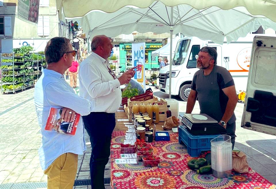 🔵⚪️ L’équipe <a href="/HorizonsVienne/">Horizons La Vienne</a> engagée dans la campagne des législatives dans le sud vienne. 
#legislatives2024