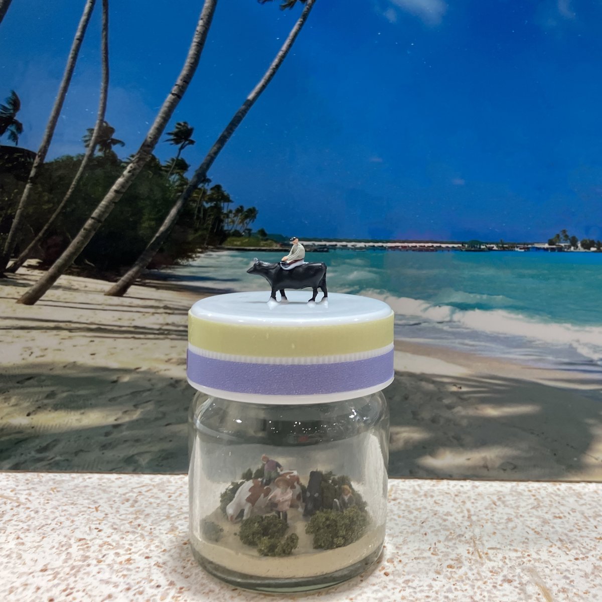 もうすぐ7月🌴

今の時期にお勧めな作例のご紹介です。

南の島をイメージしたミニジオラマ🌴
フタの上のジオコレもかわいらしい作品です。

材料はちいさなビンに粘土・モス・ジオコレを配置するだけ！

インテリアにぴったりなジオコレを、
ぜひお試しください✨

#ジオコレ150　#クラフトジオコレ