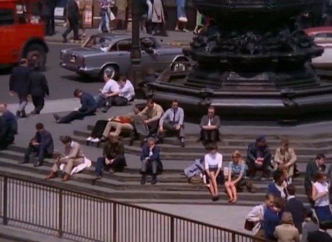 TalkingPicsTV's tweet image. The changing face of the sixties #Piccadilly - above and below ground - LOOK AT LIFE: GOODBYE PICCADILLY (1967) 2:45pm on #TPTV