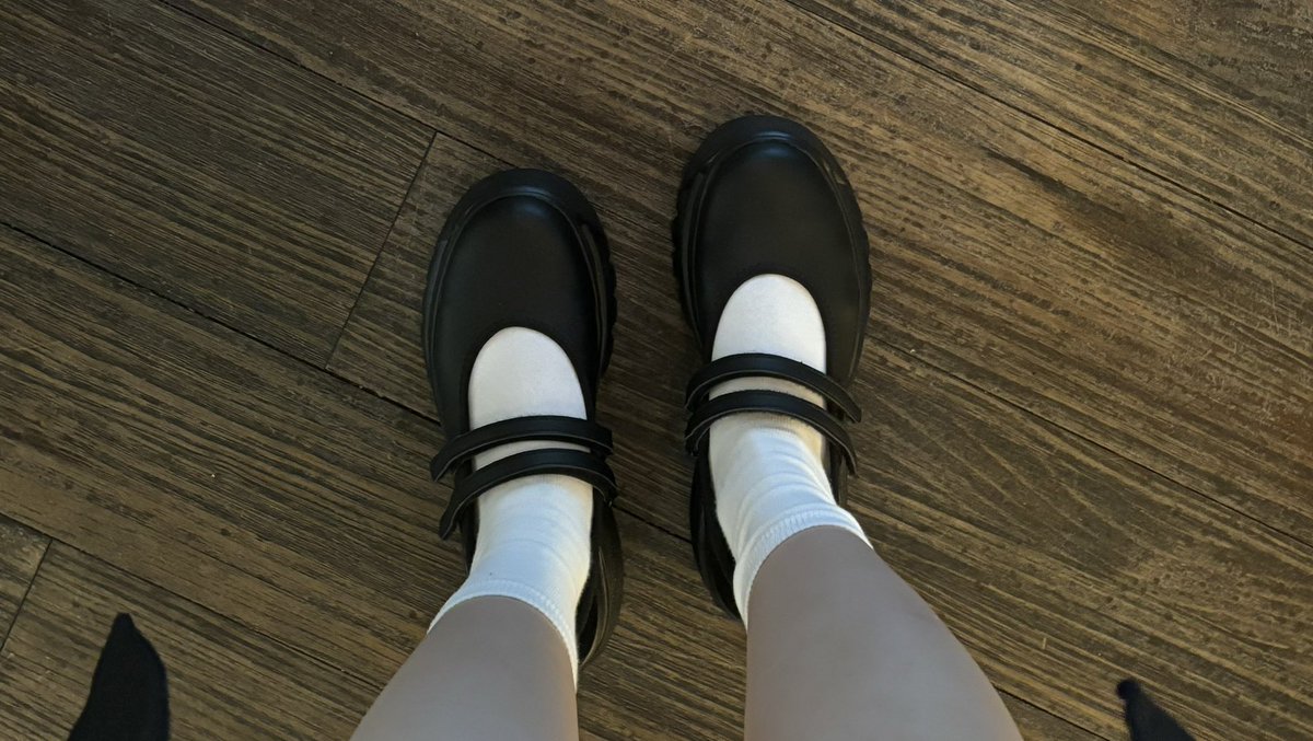 ZARAで買ったバレエフラットスニーカーが 可愛すぎる…🩶