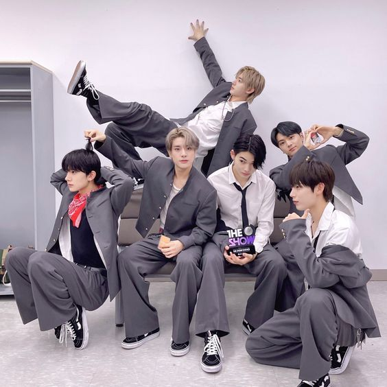 masdepkiim's tweet photo. dulu jungwon pas promosi manifesto absen member enhypen bawa pc jungwon
sunoo pas acara kcon di LA absen gabisa pergi enhypen bawain boneka rubah terus kemana-mana
sekarang jay lgi cedera enhypen tiap apa-apa lihati jay terus dibelakang 😭

YANG BILANG ENHYPEN GA DEKAT SAKIT JIWA https://t.co/TTLeKoyZ8q
