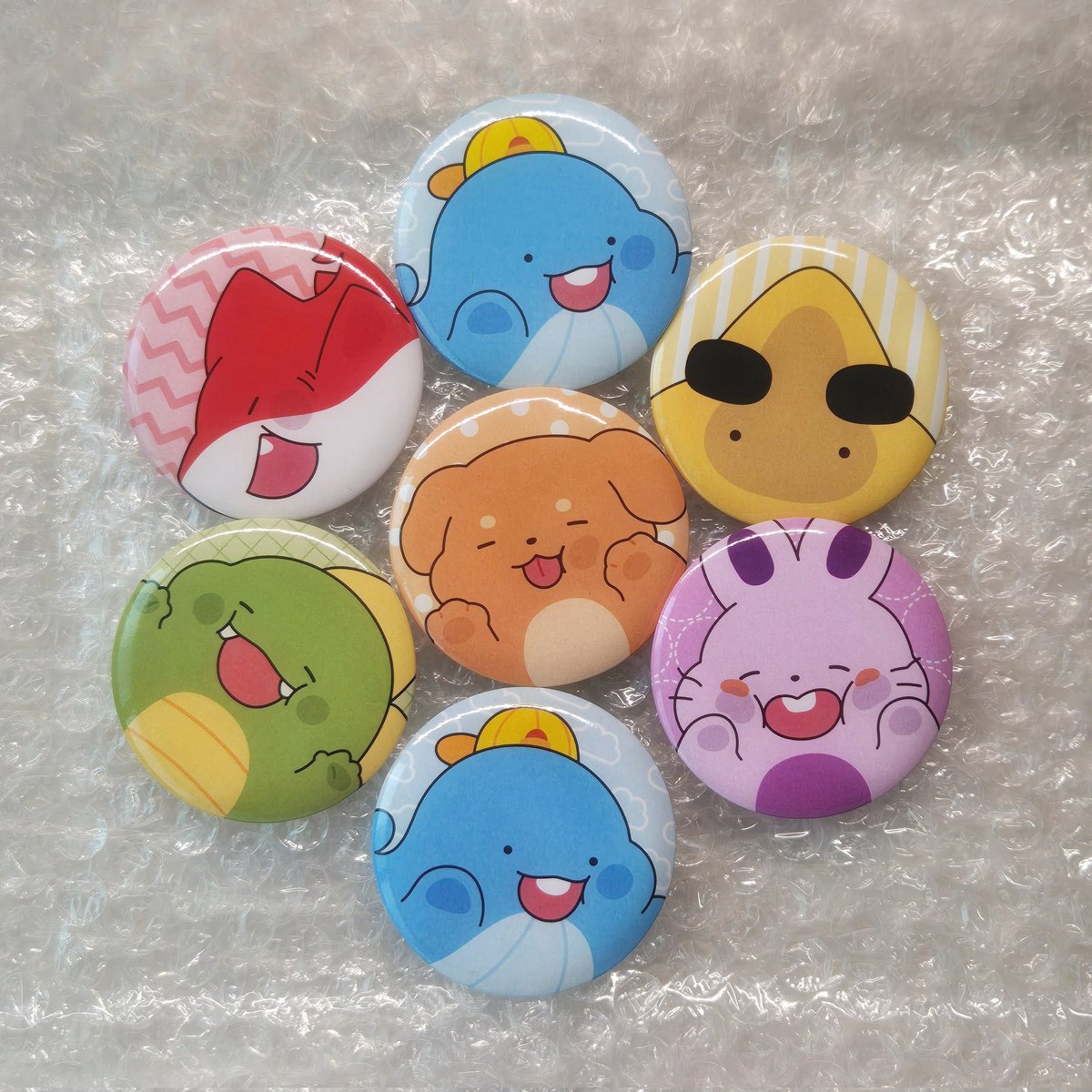 #뜰팁장터 #rt
해당 트윗과 아래 인용 트윗을 RT 해주신
한 분께 사진에 나와 있는 캔뱃지 중
원하는 캔뱃지 하나를 보내 드립니다 !
배송비 제가 부담합니다☺️

👻장르계 한정👻
#픽셀리_𝕏친소 #픽셀리_트친소
잠시 해시 빌릴게요 !