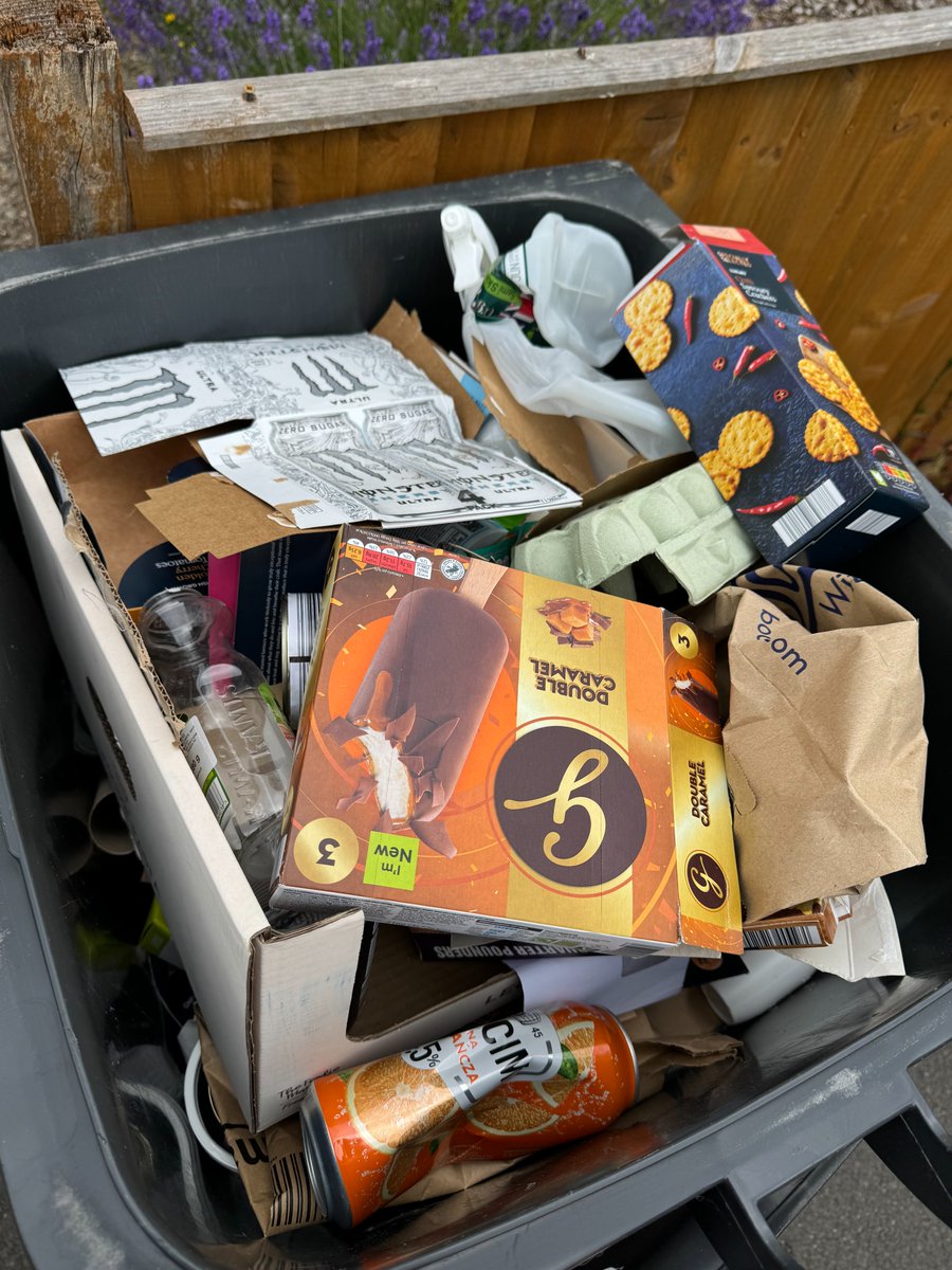 boggysdough's tweet photo. @EastHantsDC My recycling bin didn't get emptied today. I checked on https://t.co/BR0EXgI7yA and compared it to what's inside mine without removing anything. I wonder what shouldn't be here.  Can you suggest what else to remove, please? 
Thanks! https://t.co/yvke7ktBeC
