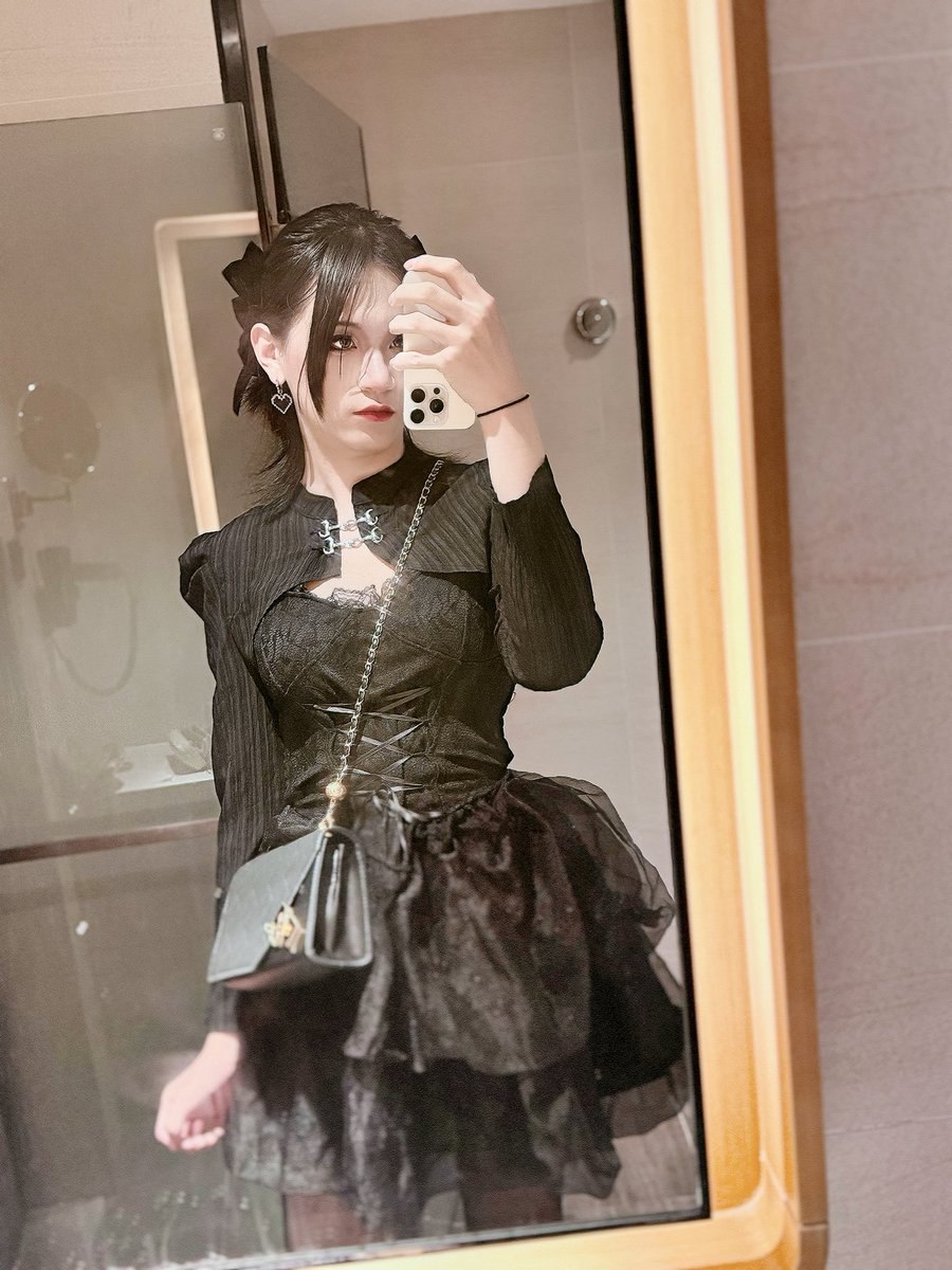 宝宝其实我长这样 我知道你肯定是忘了有我好友 所以现在可以给我发消息了吗🥺 嗯？说话？