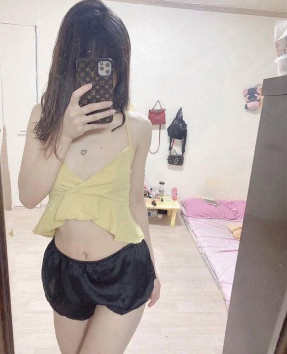 thutramk3's tweet photo. Bé bị thèm chim a. Ib cho bé xem đi https://t.co/yC96tquRx6