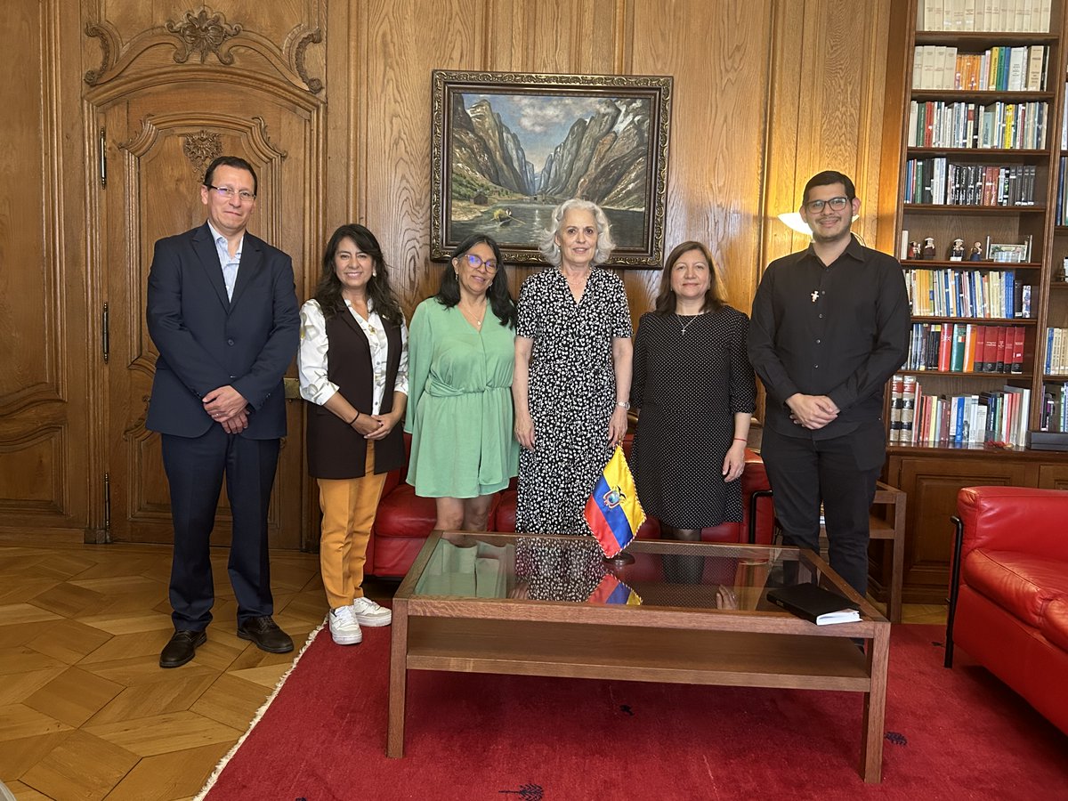EmbajadaEcuSui's tweet photo. La Embajada del Ecuador en Berna se reunió con investigadores de universidades ecuatorianas, con quienes se dialogó sobre el trabajo que realiza la academia ecuatoriana y las posibilidades de becas y cooperación con Suiza. https://t.co/A1GVhCJxbf