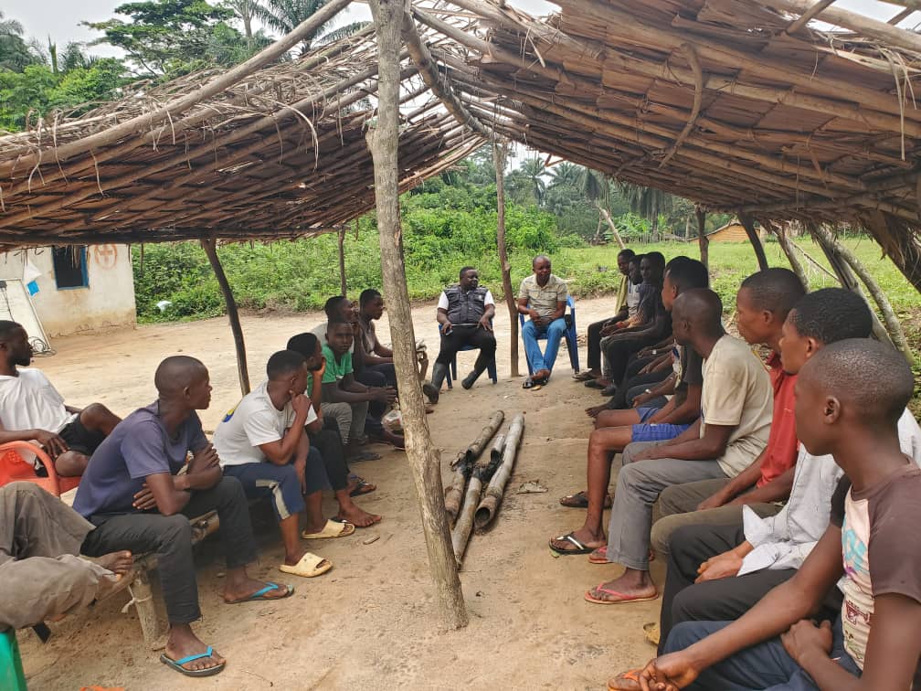 OMSRDCONGO's tweet photo. Pour améliorer la recherche active des cas de paralysie flasque aiguë & des enfants sous-vaccinés à #Ingende, #Équateur🇨🇩, les équipes @OMSRDCONGO & @SanteMinistre renforcent les compétences des relais communautaires locaux
en surveillance à base communautaire pour chaque enfant https://t.co/cSHbSVLRuT