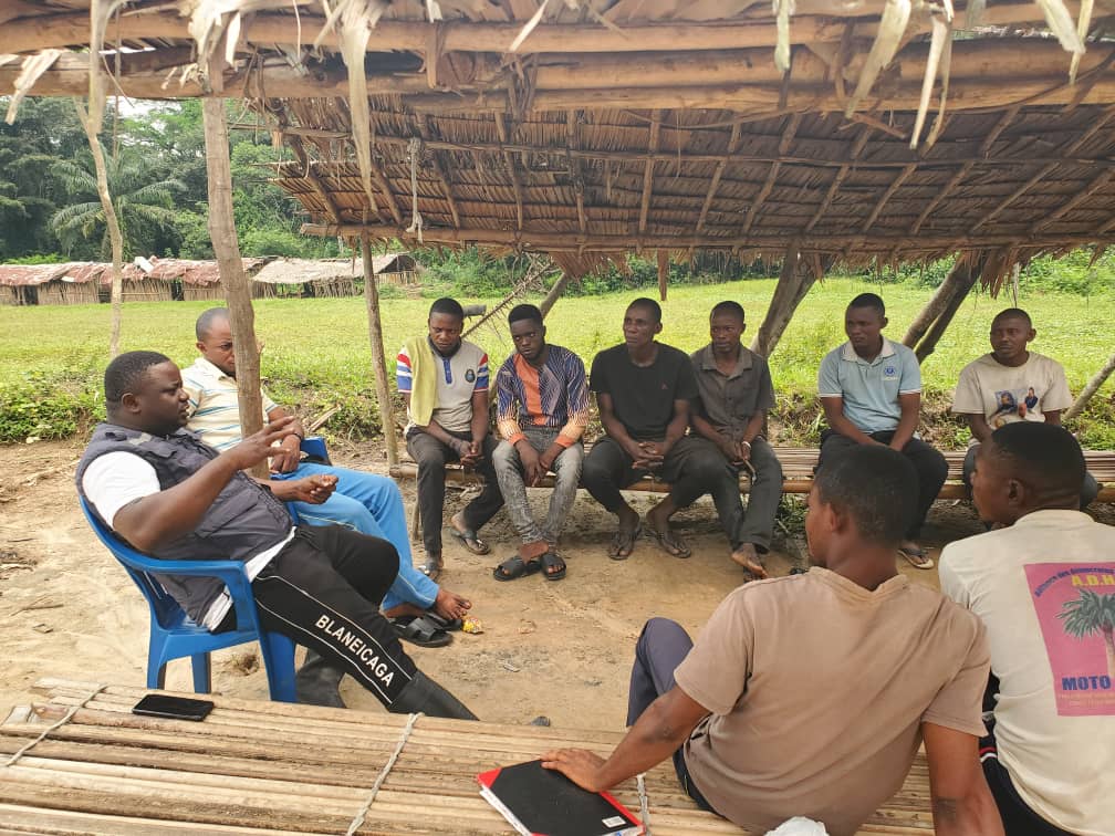 OMSRDCONGO's tweet photo. Pour améliorer la recherche active des cas de paralysie flasque aiguë & des enfants sous-vaccinés à #Ingende, #Équateur🇨🇩, les équipes @OMSRDCONGO & @SanteMinistre renforcent les compétences des relais communautaires locaux
en surveillance à base communautaire pour chaque enfant https://t.co/cSHbSVLRuT