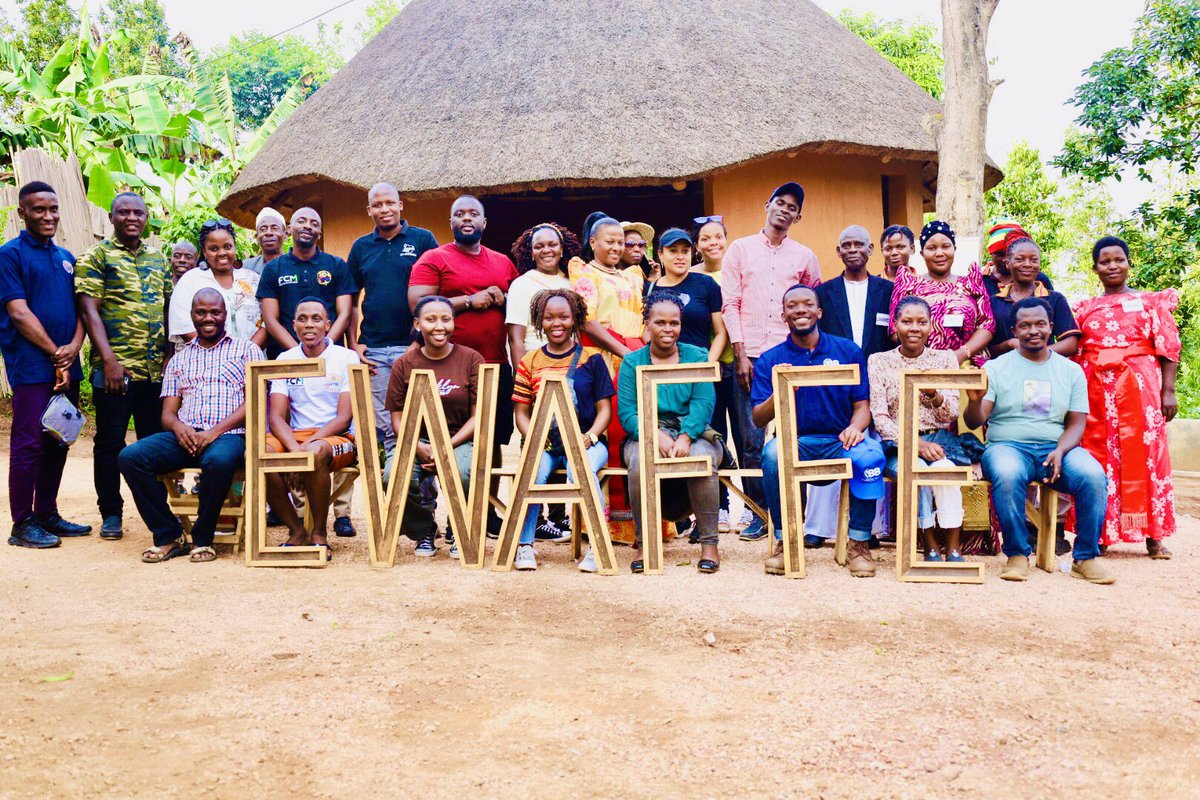 MarvinTheGuide's tweet photo. Take a road trip to @EwaffeVillage and learn about the historical setup of a home in Buganda and how the @BugandaOfficial lived originally.

The luwombo is served 🍲 

#ExploreUganda @ExploreUganda @iteluganda 

#itelS24
#108MagicPixels
#itelMyStoryUG
#108MPCameraInYourPocket https://t.co/lWMd1aZD6c