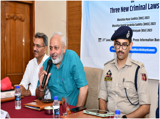 PIBSrinagar's tweet photo. Glimpses of Mini Vartalap held in Jammu to raise awareness about the path-breaking legislations:
💠 Bharatiya Nyaya Sanhita
💠 Bharatiya Nagarik Suraksha Sanhita
💠 Bharatiya Sakshaya Act
#NewCriminalLaws
#DigitisingJustice https://t.co/BVICugAVyx