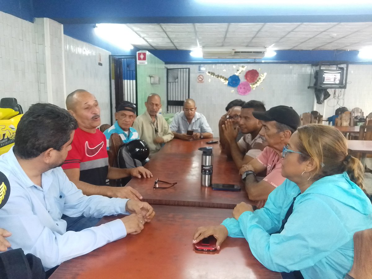 Reunión de la estructura Valmore Rodríguez Valencia afinando estrategias de cara a consolidar el triunfo de Edmundo. <a href="/StalinLinares/">Stalin Lelys Linares</a> nuestro secretario general dando los Tips. <a href="/hramosallup/">Henry Ramos Allup</a> <a href="/PieroMaroun/">Piero Maroun</a> <a href="/ValmRPoliti1983/">Sec.PolíticaValmoreRValencia</a> <a href="/CEMValmoreRVale/">CEMValmoreRValencia</a> <a href="/ProfeEstebanQC/">Esteban Quintana</a> <a href="/leninhierro/">Omar Lenin Linares G</a> <a href="/Valennany2023/">Danny Vasquez</a>