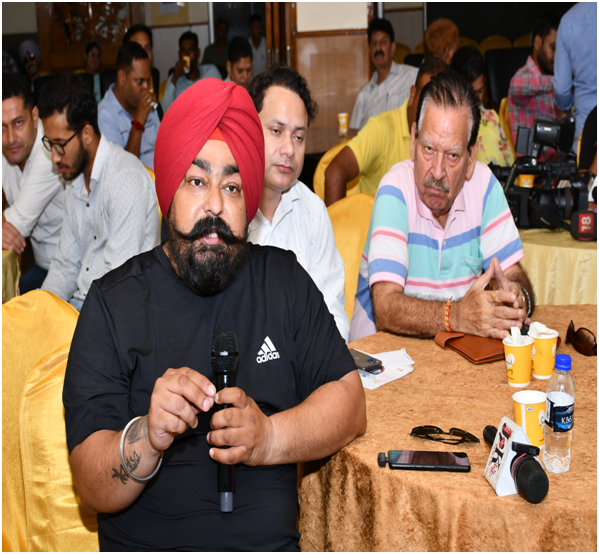 PIBSrinagar's tweet photo. Glimpses of Mini Vartalap held in Jammu to raise awareness about the path-breaking legislations:
💠 Bharatiya Nyaya Sanhita
💠 Bharatiya Nagarik Suraksha Sanhita
💠 Bharatiya Sakshaya Act
#NewCriminalLaws
#DigitisingJustice https://t.co/BVICugAVyx