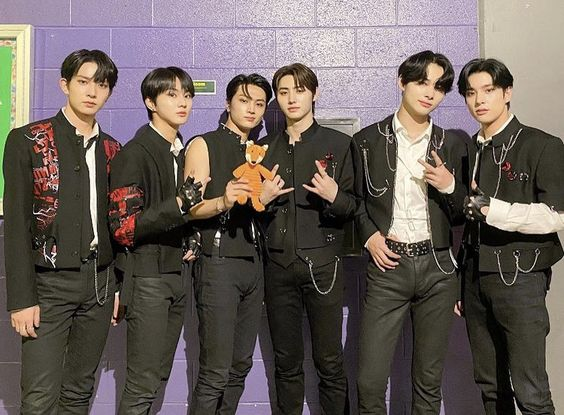 masdepkiim's tweet photo. dulu jungwon pas promosi manifesto absen member enhypen bawa pc jungwon
sunoo pas acara kcon di LA absen gabisa pergi enhypen bawain boneka rubah terus kemana-mana
sekarang jay lgi cedera enhypen tiap apa-apa lihati jay terus dibelakang 😭

YANG BILANG ENHYPEN GA DEKAT SAKIT JIWA https://t.co/TTLeKoyZ8q