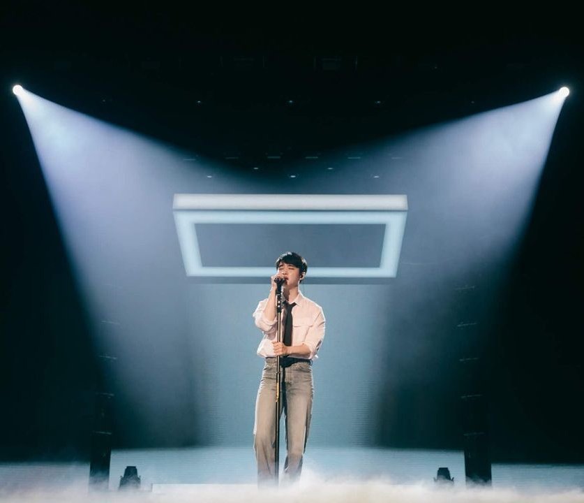 The spotlight only on him, well deserve kyungsoo!!