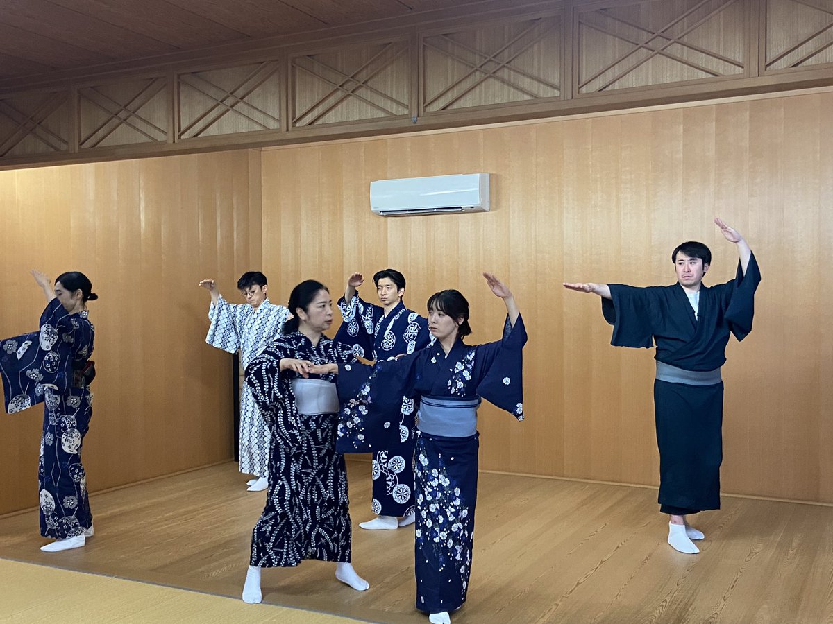KASSAY1020's tweet photo. お父っあん、力を貸して
「五瓣の椿」本日所作ワークショップの3回目を行いました。様々な型、立役・女形、日本舞踊を少し教えていただきました。今日も楽しく、あっという間に時間が過ぎたようです。所作指導の風景も少しだけご紹介。
#五瓣の椿 #所作指導 #心地よい探求
#藤間秀曄 #KASSAY https://t.co/9BmWReoRah