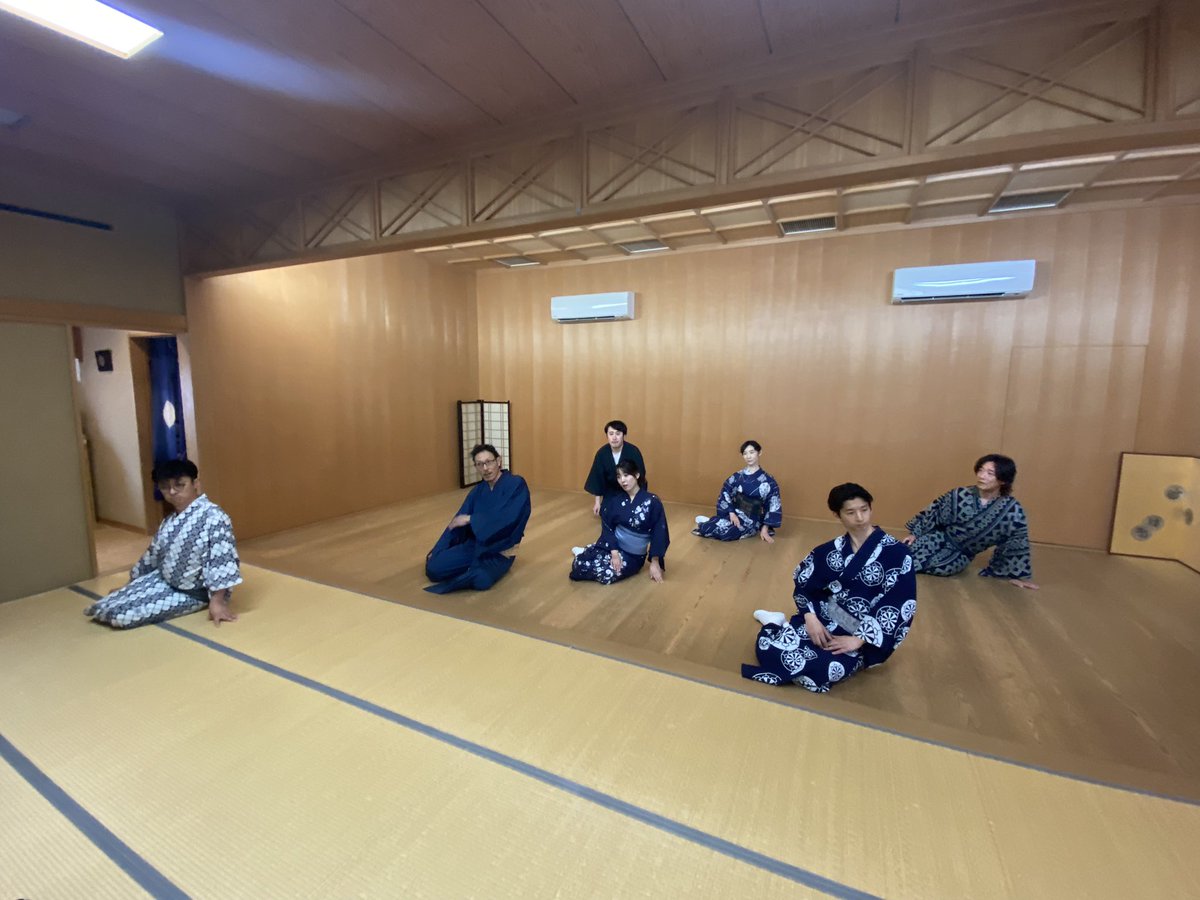 KASSAY1020's tweet photo. お父っあん、力を貸して
「五瓣の椿」本日所作ワークショップの3回目を行いました。様々な型、立役・女形、日本舞踊を少し教えていただきました。今日も楽しく、あっという間に時間が過ぎたようです。所作指導の風景も少しだけご紹介。
#五瓣の椿 #所作指導 #心地よい探求
#藤間秀曄 #KASSAY https://t.co/9BmWReoRah