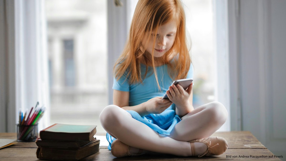 Stabsstelle_ALP's tweet photo. Das erste eigene Smartphone! Viele Faktoren spielen dabei eine Rolle. @VerenaKnoblauch gibt am 3.7. viele Tipps an die Hand, um Kinder und Eltern bei der sinnvollen und sicheren Nutzung zu begleiten.
Hier anmelden 👉 https://t.co/GGssU1cXNS
#twlz #BayernEdu #mBdB #BdB @KM_Bayern https://t.co/KAA8okaVKn