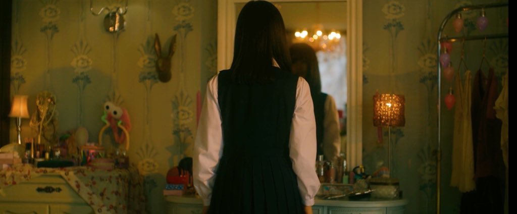 「メイクしないと外出れない。私、この顔じゃ生きてけない…」と可愛くない自分で生きるのがしんどくて毎日死にたい主人公がある日、天使のように美しい転校生に出会って人生が変わる15分短編ホラー映画『美食家あさちゃん』。最初は憧れの対象だった転校生へ想いが憎悪に変わり醜形恐怖症が悪化し精神