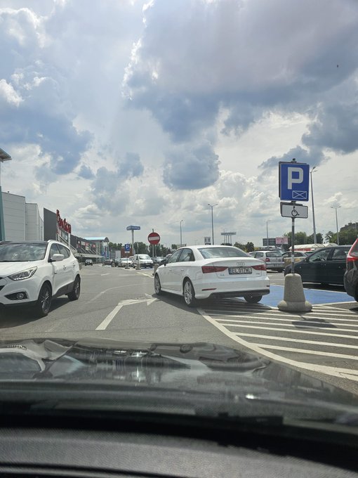 Prawie udało mu się zaparkować na swoim miejscu. Szkoda, że nie mam naklejek z karnymi kutasami https://t
