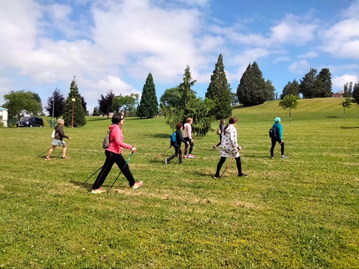 SarayAsociacion's tweet photo. 🚶‍♀️Con motivo del día mundial de la marcha nórdica las chicas de los programas de ejercicio físico han realizado una clase marcha nórdica.

🚶‍♀️ Aprendimos a hacer marcha nórdica utilizando la metodología de los 10 pasos de INWA

#INWA #WNWD2024 #DMMN2024 #Saray  #cancerdemama https://t.co/1IIYMG2op7