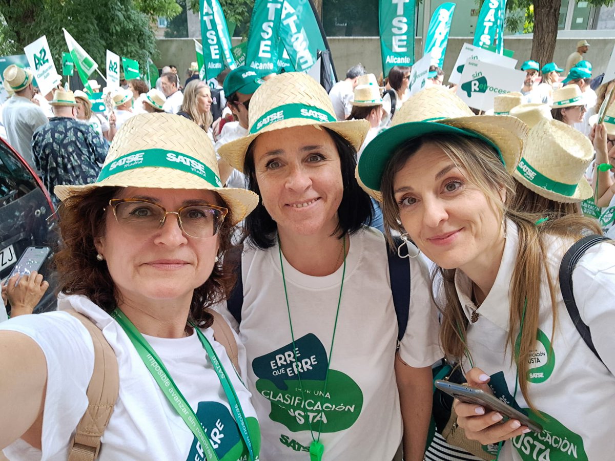 SATSE_GALICIA's tweet photo. Las delegadas y delegados de @SATSE_GALICIA  nos hemos trasladado a Madrid para reclamar una Clasificación Profesional Justa para enfermeras y fisioterapeutas.

💪Contra la discriminación que sufrimos #ErreQueErre hasta conseguirlo!!!
#ClasificacionJusta https://t.co/2sI6qzvX7M