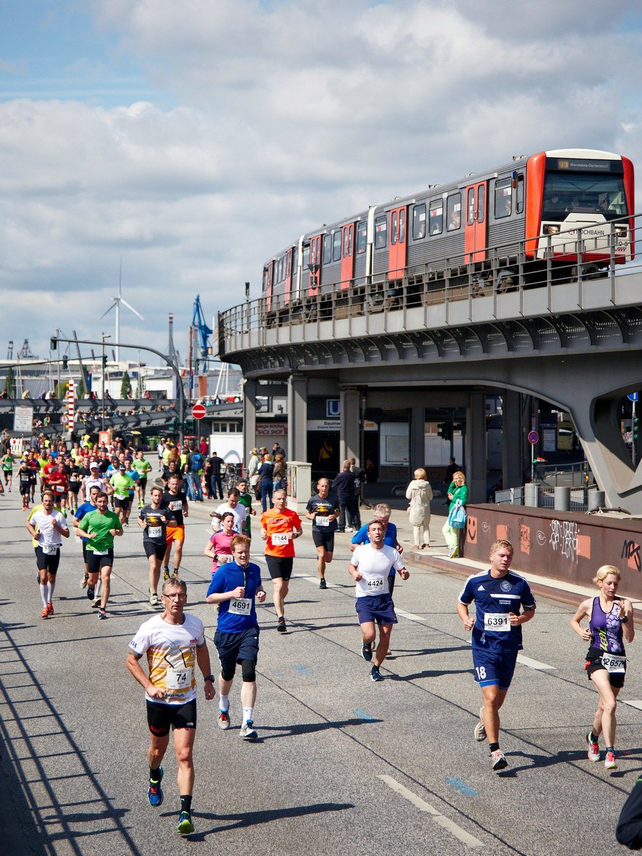 hochbahn's tweet image. Zum #hellaHalbmarathon kommen morgen (30.6.) 12.000 Läufer*innen in #Hamburg​s Innenstadt! Unsere Busse machen natürlich gerne Platz. Nutzt von 5-15 Uhr bitte U- und S-Bahnen!

PS an alle #DT3-Fans: Ja, wir werden bei dem Foto auch SO nostalgisch 🥰#hvv

©BMS Die Laufgesellschaft