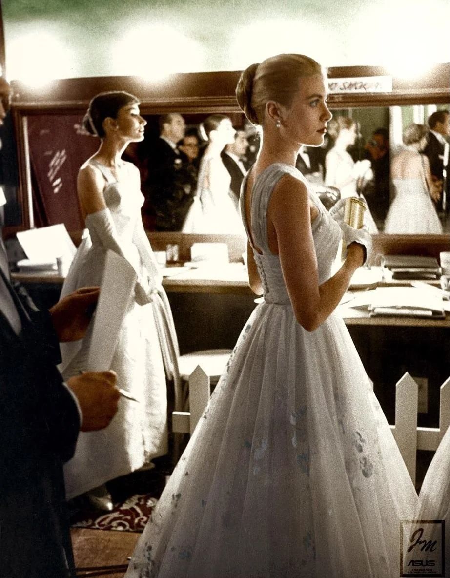 RealCineCraft's tweet photo. Grace Kelly and Audrey Hepburn backstage at the Oscars - 1950's https://t.co/2pFL3JZSks