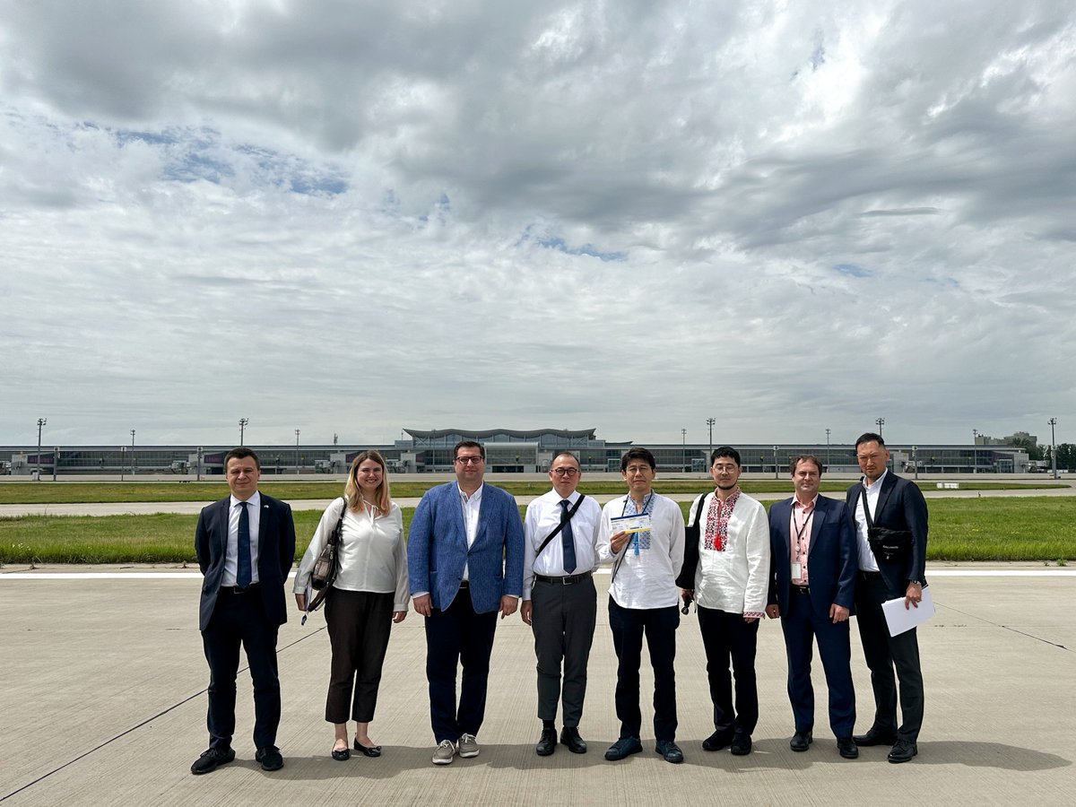 JPEmbUA's tweet photo. 23.06 представники Посольства 🇯🇵 відвідали аеропорт «Бориспіль» 🛫та зустрілися з його керівництвом. Дипломатів вразив поточний стан аеропорту та  ефективне керування ним під час воєнного стану. Бажаємо, щоб  аеропорт якнайшвидше зміг відкритися для численних відвідувачів✈️ https://t.co/xpce30F6Dj