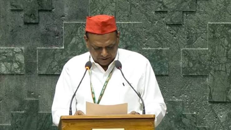 JaikyYadav16's tweet photo. जब नई संसद का उद्घाटन हुआ था तो उसमें "सेंगोल" भी स्थापित किया गया था, यह सेंगोल तमिलनाडु से लाया गया था लेकिन अब

समाजवादी पार्टी के सांसद आरके चौधरी ने प्रोटेम स्पीकर को पत्र लिखकर मांग कर डाली कि

संसद से सेंगोल हटाया जाना चाहिए और वहां संविधान की एक प्रति लगाई जानी चाहिए क्योंकि यह राजशाही का प्रतीक है, जबकि देश में लोकतंत्र का राज है।

इसपर BJP का कहना है कि सेंगोल हटाने की मांग करके समाजवादी पार्टी ने भारतीय संस्कृति का अपमान किया है।

आप सेंगोल पर क्या सोचते हैं आप भी बताएं? क्या सेंगोल को संसद भवन से हटाना चाहिए या स्थापित रखना चाहिए?