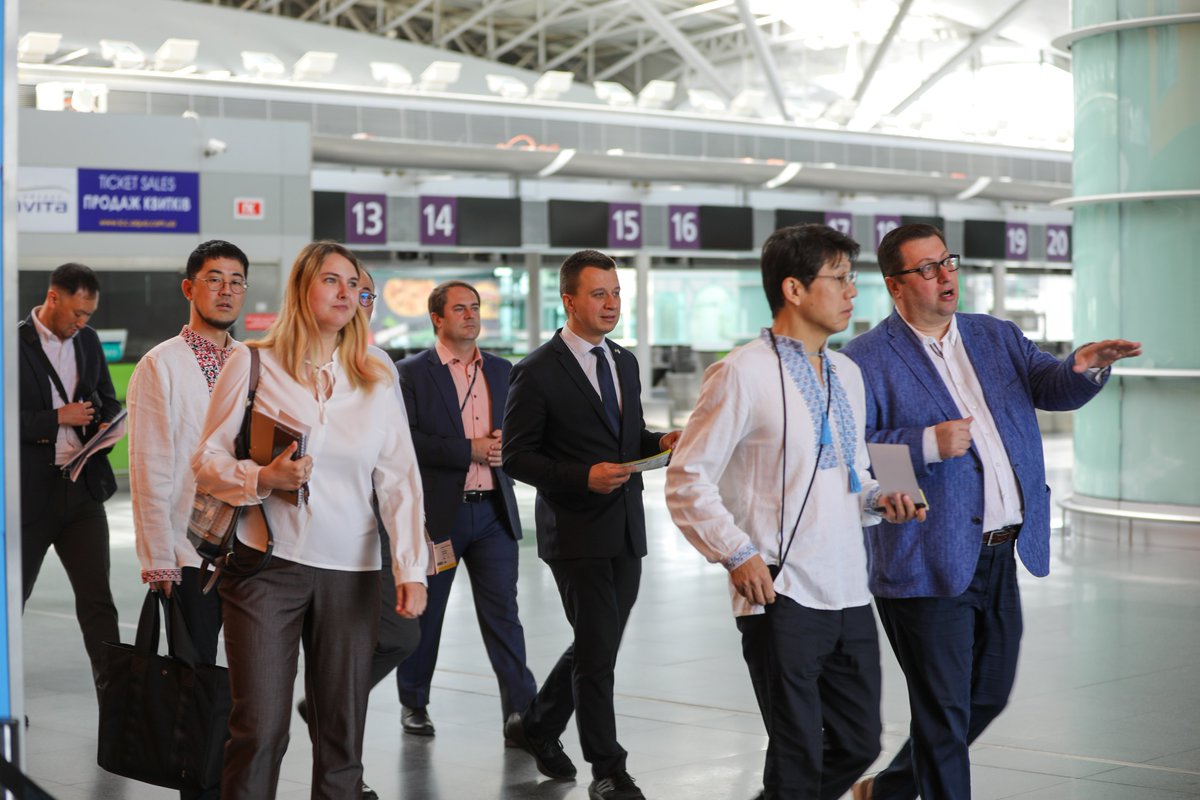 JPEmbUA's tweet photo. 23.06 представники Посольства 🇯🇵 відвідали аеропорт «Бориспіль» 🛫та зустрілися з його керівництвом. Дипломатів вразив поточний стан аеропорту та  ефективне керування ним під час воєнного стану. Бажаємо, щоб  аеропорт якнайшвидше зміг відкритися для численних відвідувачів✈️ https://t.co/xpce30F6Dj