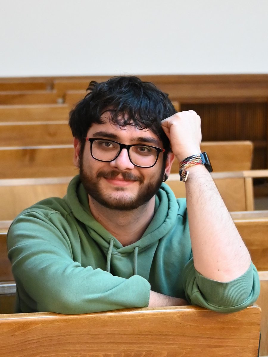 Simone is a mathematician and science communicator, in exile from the Italian Alps to Winterfell (Münster, in Northern Germany). (1/2)