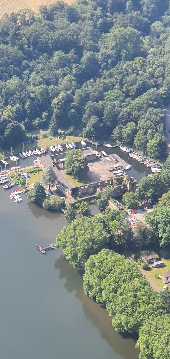 UliFR1's tweet photo. Zeppelinflug vom Flughafen Essen-Mülheim über Villa Hügel, Haus Scheppen, Zeche Zollverein und Schloss Broich. https://t.co/R1LGP1fkkT