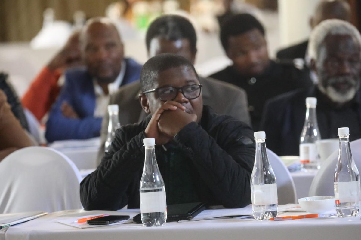 DistrictIlembe's tweet photo. ISITHANGAMI SAMAKHANSELA NAMAKHOSI

Namuhla, mhlaka 27 June 2028 kubanjwe umhlangano wamaKhosi aholwa iNkosi Bhengu kanye namaKhansela omasipala abangaphansi kwesiFunda iLembe eholwa uMeya wesiFunda iLembe, Khansela Thobani Shandu. https://t.co/XhFwdtzoeT