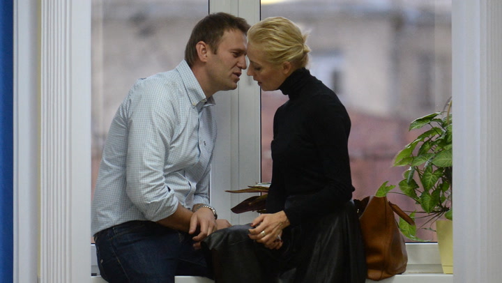 KateJaczewska's tweet photo. "Когда судьи ушли в совещательную комнату, пессимистами были уже все... Алексей и Юлия ушли в дальний конец коридора и то обнимались, то что-то обсуждали, и даже обычно шумные журналисты мрачно молчали и не пытались подойти ближе".

Е. Фельдман "Мечтатели против космонавтов",гл.9 https://t.co/IIpvijKX5E