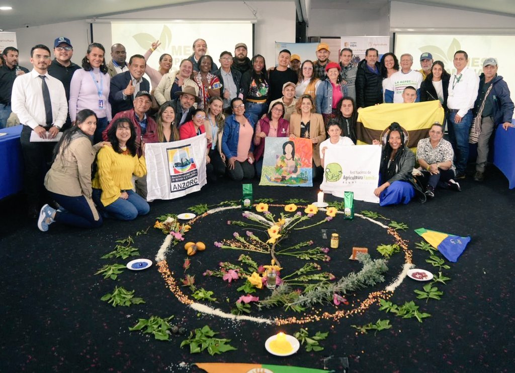 DianasalamancaM's tweet photo. Modificamos la Resolución 464/17
La Agricultura,Campesina, Familiar, Étnica y Comunitaria-ACEFC es la protagonista de la #ReformaAgraria 👩🏿‍🌾
¡Por la soberanía alimentaria, las territorialidades para la vida, la agroecología y la paz¡
Comparto detalles de este histórico logro🧵 https://t.co/3J70gqzOdt