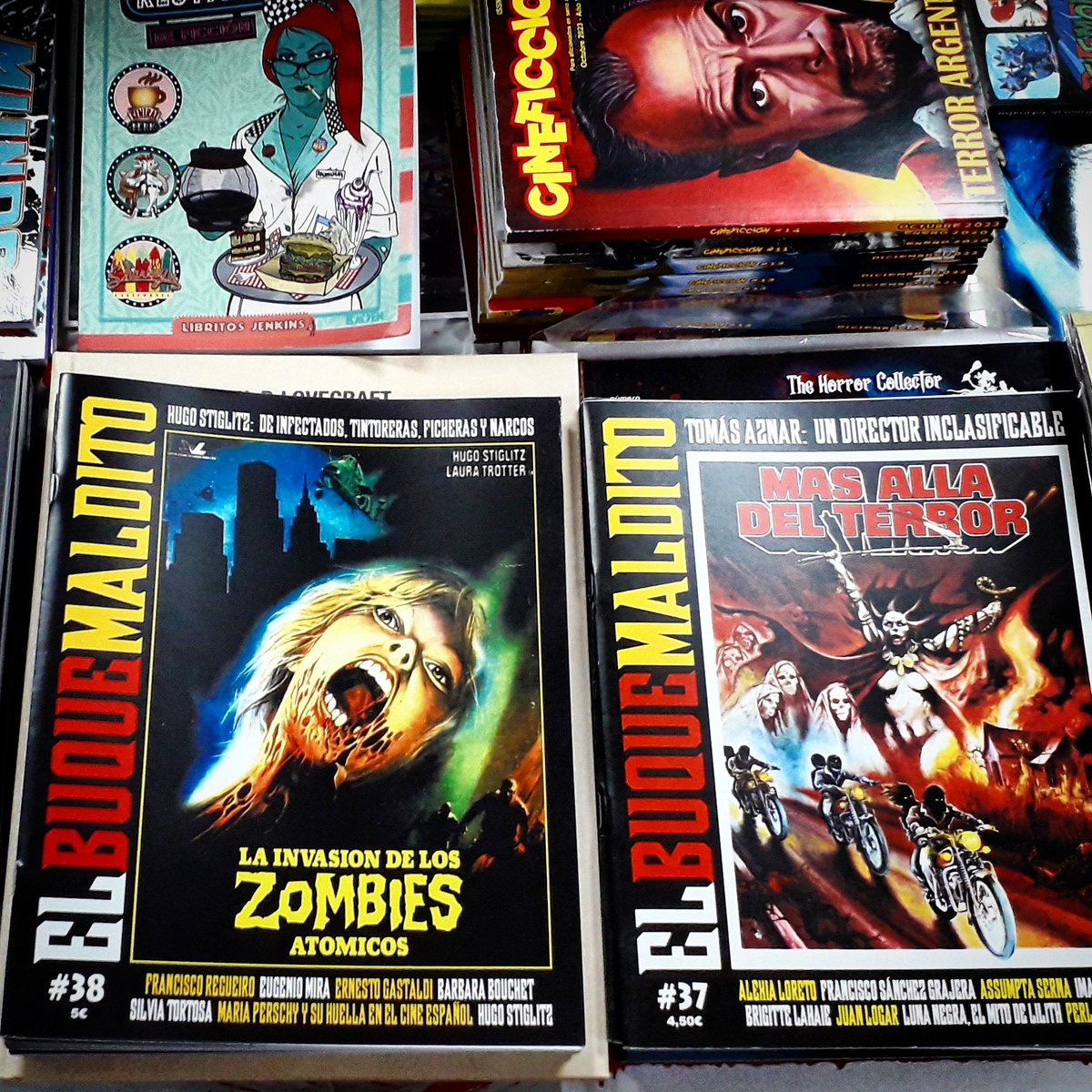 Ya en tienda el número 38 de El Buque Maldito, con portadón de La invasión de los zombies atómicos y montones de artículos y entrevistas.

También nos han llegado unos poquitos ejemplares del número 37 😉

#lamansiondelterror_lmt #terror #fanzines #elbuquemaldito #novedades