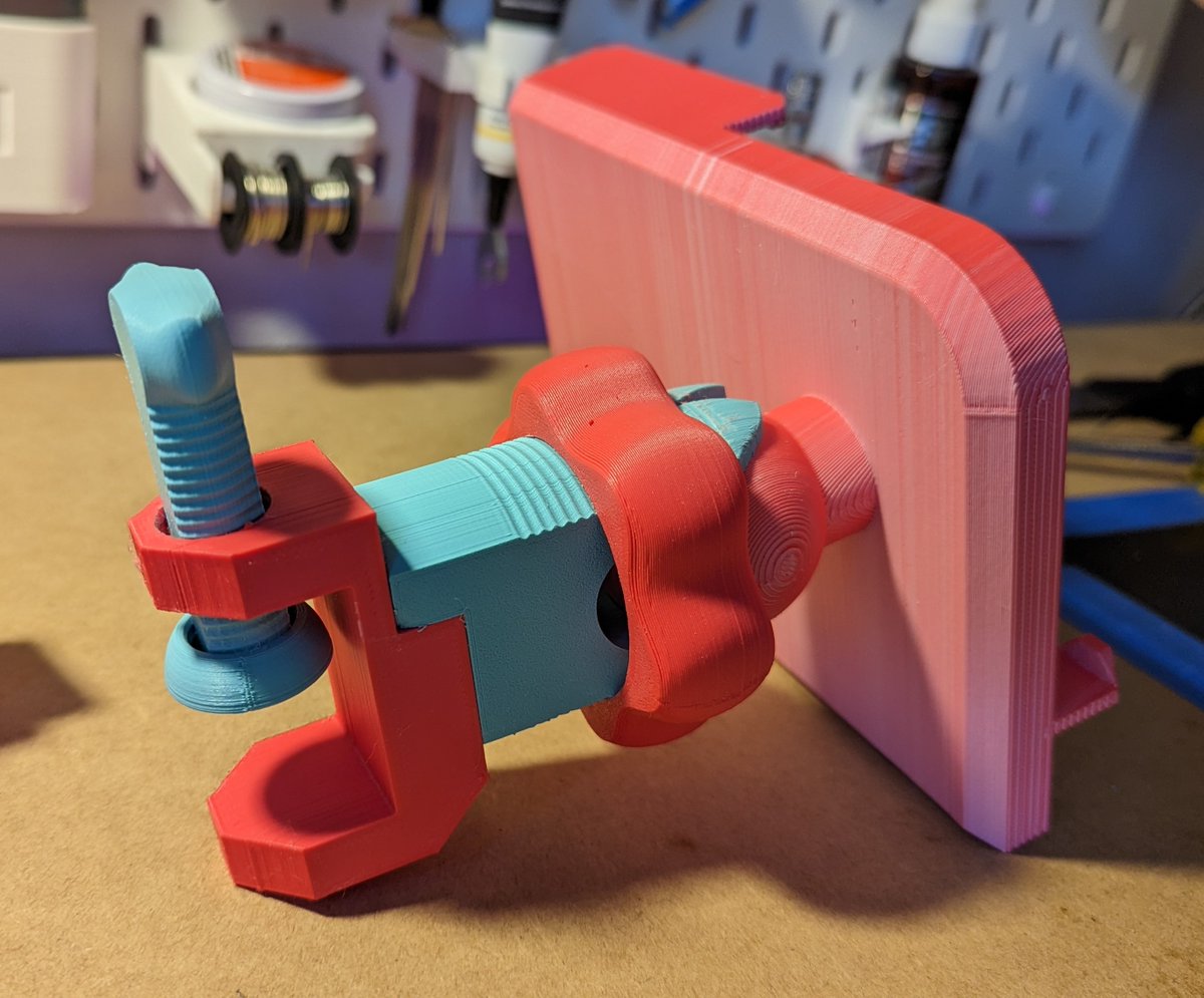 CosmicNimbus's tweet photo. I made a printable phone holder, with an amplifier horn that actually works really well ! https://t.co/XzSdu9V6cp