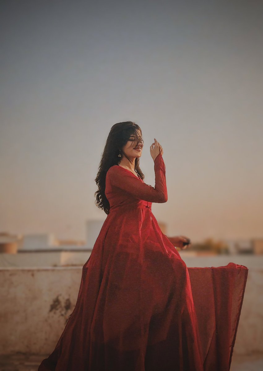 HamdaFarooq's tweet photo. The muse, the art and the artist♥️ https://t.co/NOWSprewl2