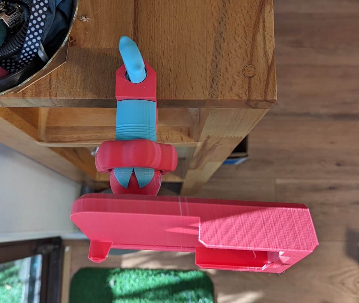 CosmicNimbus's tweet photo. I made a printable phone holder, with an amplifier horn that actually works really well ! https://t.co/XzSdu9V6cp