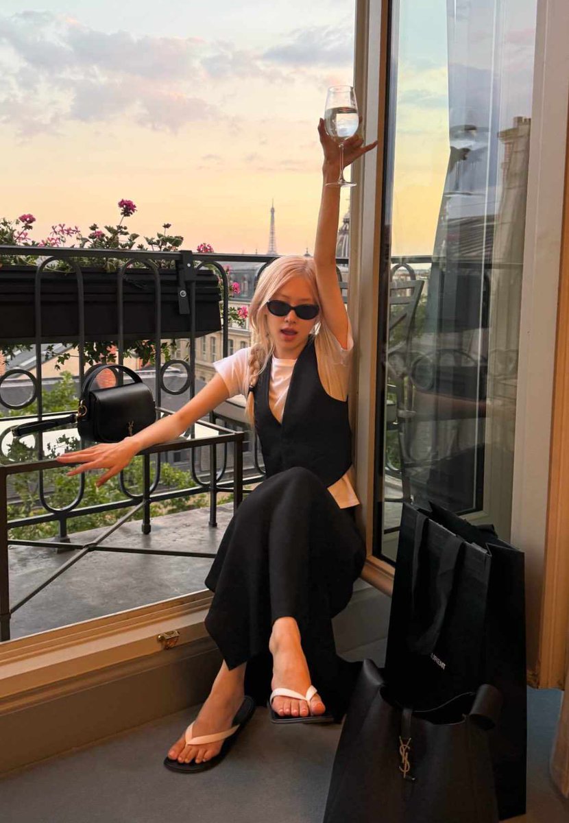 Pretty girl...ROSÉ 

ANDAM JURY ROSÉ 
#AndamFashionAwards #ROSÉ