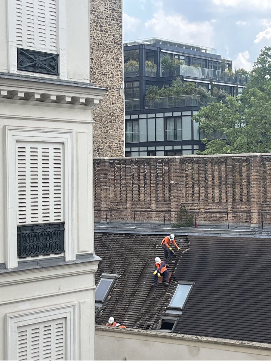 SPPEF's tweet photo. 🔴📣🔴 On nous adresse cette photo à l’instant. Les démolisseurs commencent leur œuvre au monastère de la #Visitation, ensemble patrimonial superbe, poétique et utile aux Parisiens 👉 https://t.co/M1qVh7Zu1S 
🚨 Vous avez le choix @datirachida d’être enfin utile (ou écoeurante) https://t.co/SBVmb2tgQa