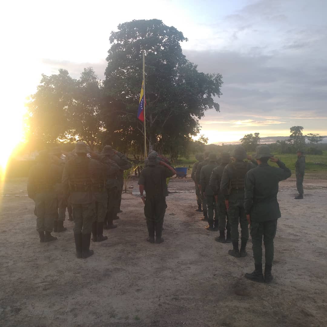 RT || GJ. <a href="/dhernandezlarez/">GJ. Domingo Hernández Lárez</a> Todos los días hemos jurado que defenderemos a nuestra bandera y lo que representa para la #FANB “Ejército Libertador”. Nuestro tricolor representa el anti imperialismo y la anti oligarquía !  
Leales siempre a nuestros ideales de patria democrática !