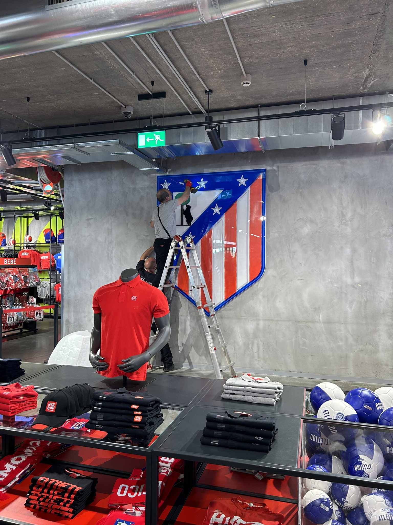 El escudo del Atlético de Madrid, en el Metropolitano (vía Sergio Bueno).