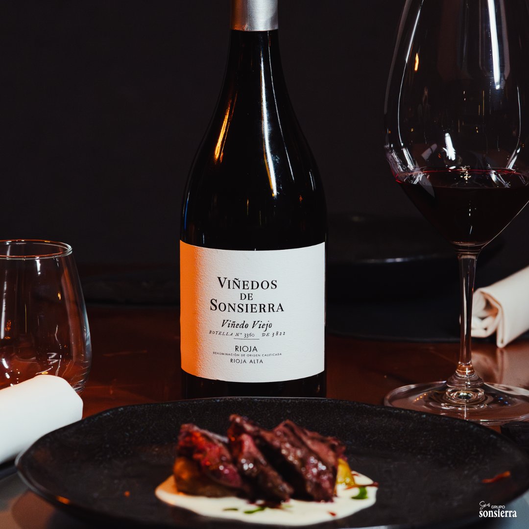 Celebra el fin de semana con una cena especial acompañada de este exquisito vino. 🍽️🥂 ¡Deleita tus sentidos y crea momentos inolvidables con 𝐕𝐢ñ𝐞𝐝𝐨 𝐕𝐢𝐞𝐣𝐨!

🍇 #ViñedoViejo #EdiciónLimitada #bodegassonsierra #sanvicentedelasonsierra