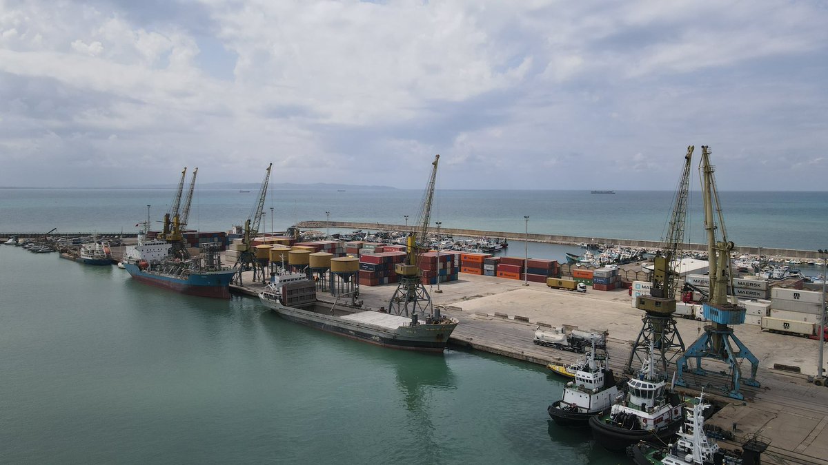 DurresPort's tweet photo. 🏗️Unloading operations @ our #WesternTerminal today …⛴️⚓️🌊
#Maritime🇦🇱⚓️🚢 #portcity #terminals
#waterfront #cargo #logistics #harbour
#onthedocks #import #thursdayvibes📸 https://t.co/4ul7BoP37G