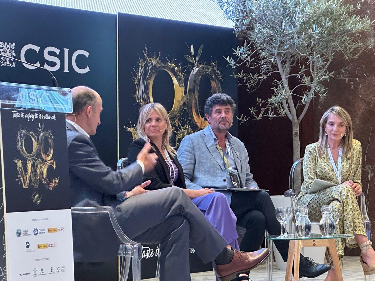 HispatecAGRO's tweet photo. ¡Exploramos el futuro digital del aceite de #oliva juntos! 🫒 

Nuestro CEO, @José Luis Molina, lideró la mesa redonda "Digital transformation in the olive mill (Olive mill 4.0)" en el @OliveOilWC , donde somos orgullosos patrocinadores 🌿

#OOWC2024 #Olive https://t.co/3dNhCr1PXy
